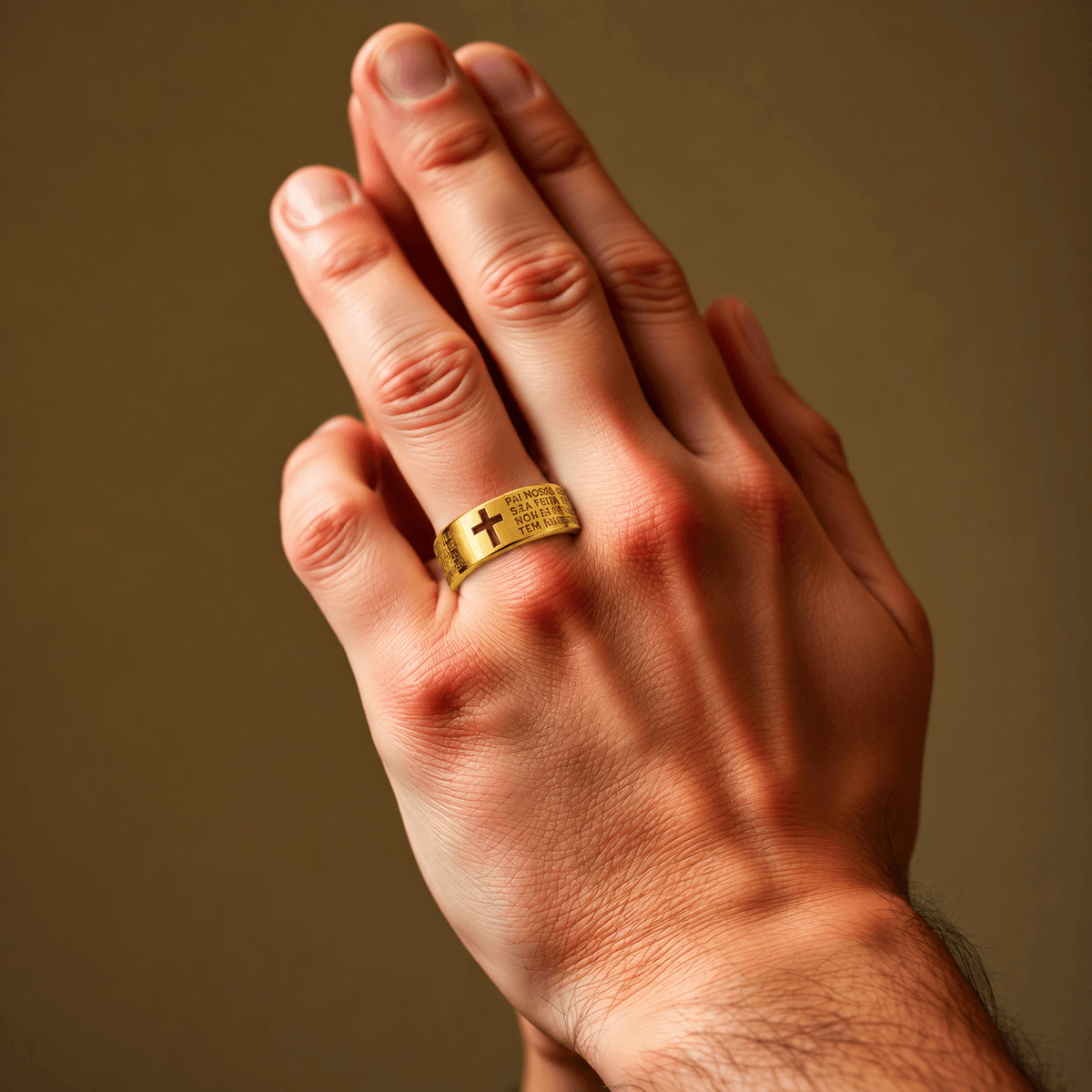 Anillo de Fe en manos en oración